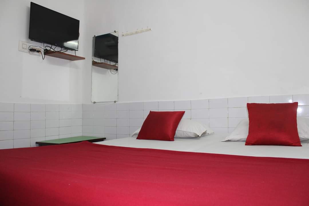 Double Cot Bed room non Ac 2 persons stay Mon to Thursday Type C Rs 800 per day